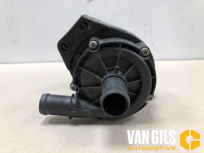Begagnade Extra vattenpump Nissan Juke (F16) 1.6 Hybrid 16V Pris € 90,00 Marginaltabell erbjuds av Van Gils Automotive