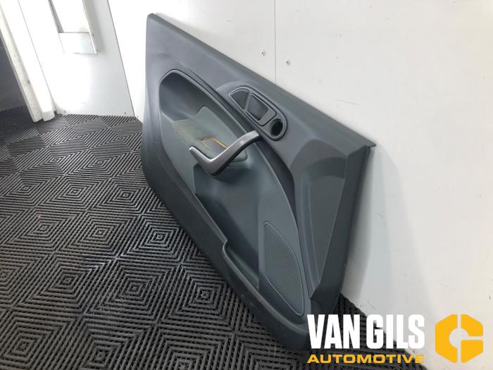 Tapizado de puerta de 2 puertas izquierda de un Ford Fiesta 6 (JA8) 1.25 16V 2011