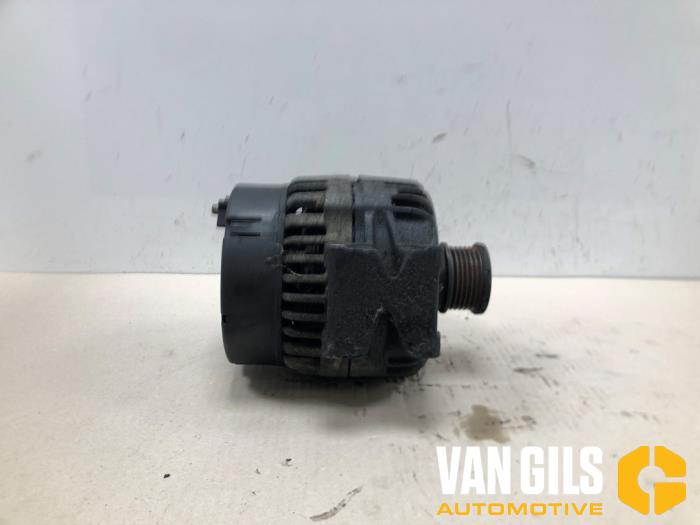 Dynamo från en Mercedes-Benz V (638.2) V-220 2.2 CDI 16V 2000