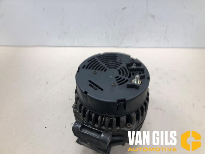 Dynamo från en Mercedes-Benz V (638.2) V-220 2.2 CDI 16V 2000