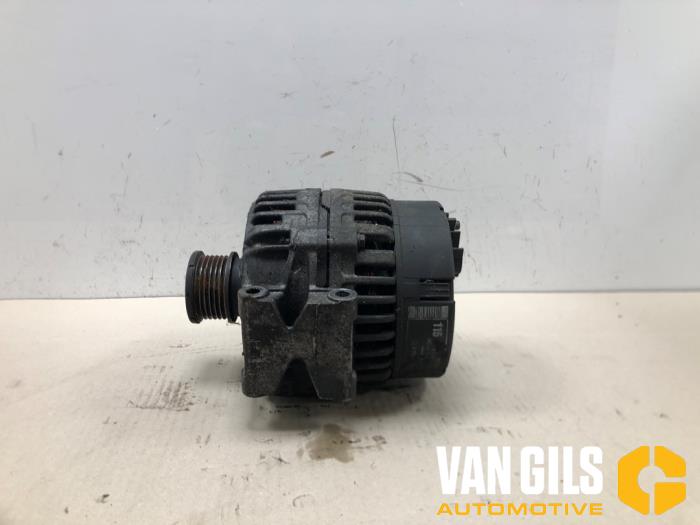 Dynamo från en Mercedes-Benz V (638.2) V-220 2.2 CDI 16V 2000