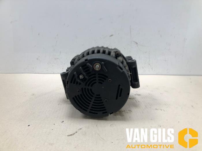 Dynamo från en Mercedes-Benz V (638.2) V-220 2.2 CDI 16V 2000