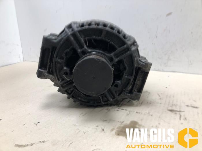 Dynamo från en Mercedes-Benz V (638.2) V-220 2.2 CDI 16V 2000