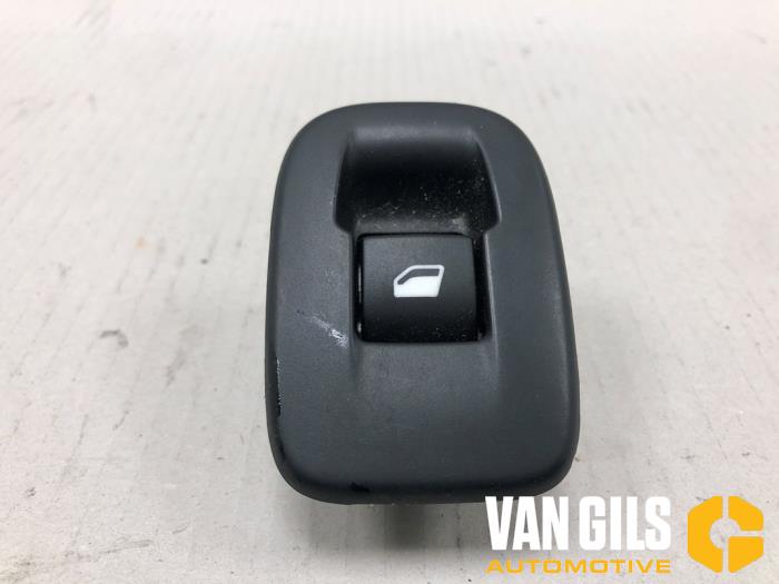 Usados Interruptor de ventanilla eléctrica Peugeot 2008 (CU) 1.2 12V e-THP PureTech 110 Precio € 30,00 Norma de margen ofrecido por Van Gils Automotive