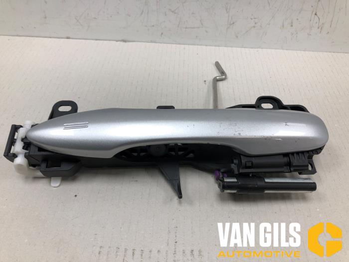 Begagnade Handtag Toyota Yaris IV (P21/PA1/PH1) 1.5 12V Hybrid 115 Pris € 29,95 Marginaltabell erbjuds av Van Gils Automotive