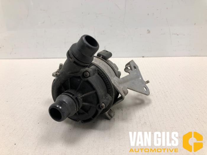 Begagnade Extra vattenpump Mercedes C (W205) C-400 3.0 V6 Turbo 4-Matic Pris på förfrågan erbjuds av Van Gils Automotive