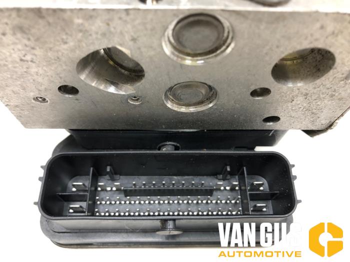 ABS Pumpe van een Porsche Taycan (Y1A) 4S Performance 2023
