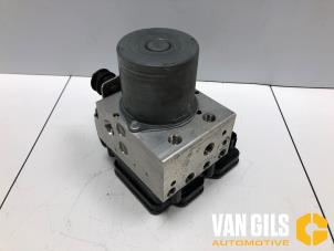 ABS Pumpe van een Porsche Taycan (Y1A) 4S Performance 2023