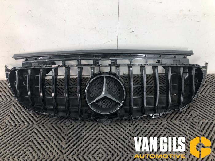 Begagnade Grill Mercedes E (C238) E-200 2.0 Turbo 16V Pris € 175,00 Marginaltabell erbjuds av Van Gils Automotive