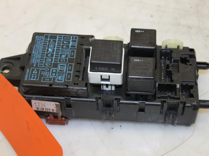 Fuse box from a Mitsubishi Space Star (DG) 1.6 16V 2001