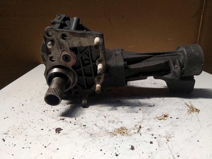 Differential vorne van een Toyota RAV4 (A2) 2.0 D-4D 16V 4x4 2002