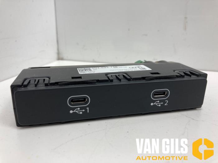 Usados Módulo USB Audi RS 6 Avant (C8) 4.0 V8 TFSI Mild Hybrid 32V Precio € 50,00 Norma de margen ofrecido por Van Gils Automotive