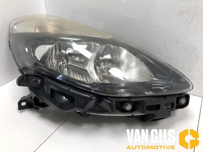 Używane Reflektor prawy Renault Clio III (BR/CR) 1.2 16V TCe 100 Cena na żądanie oferowane przez Van Gils Automotive