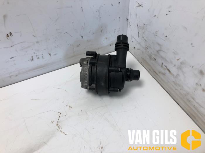 Begagnade Extra vattenpump BMW 3 serie (F30) 330e Pris € 200,00 Marginaltabell erbjuds av Van Gils Automotive