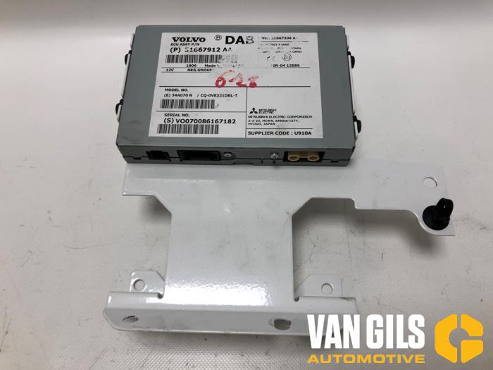 Begagnade DAB-modul Volvo V40 (MV) 1.5 T3 16V Geartronic Pris på förfrågan erbjuds av Van Gils Automotive
