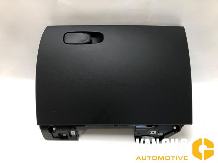 Begagnade Handskfack Volvo XC60 II (UZ) 2.0 T6 16V Recharge, Twin Engine AWD Pris på förfrågan erbjuds av Van Gils Automotive