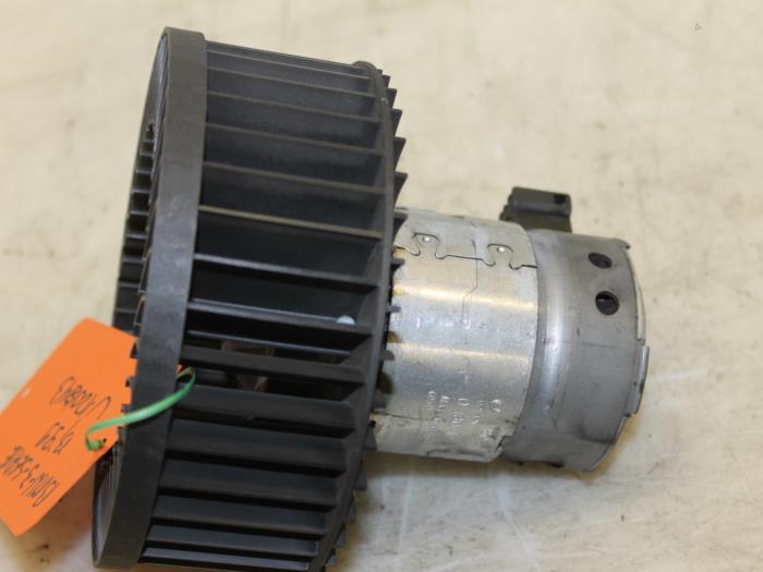 Heating and ventilation fan motor from a BMW 3 serie (E46/4) 316i 1999