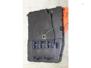 Usados Caja de fusibles Renault Scénic II (JM) 2.0 16V Precio € 75,00 Norma de margen ofrecido por Van Gils Automotive