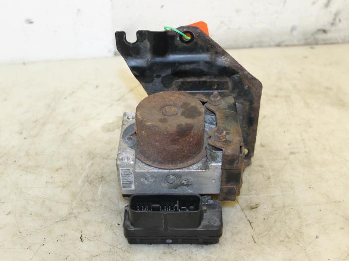 Begagnade ABS-pump Mazda 6 Sportbreak (GY19/89) 1.8i 16V Pris € 75,00 Marginaltabell erbjuds av Van Gils Automotive