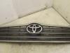 Grille from a Toyota Avensis (T25/B1B), 2003 / 2008 1.8 16V VVT-i, Saloon, 4-dr, Petrol, 1.794cc, 95kW (129pk), FWD, 1ZZFE, 2003-04 / 2008-11, ZZT251 2003