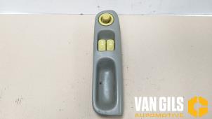 Usagé Commutateur vitre électrique Renault Twingo (C06) 1.2 Prix € 40,00 Règlement à la marge proposé par Van Gils Automotive