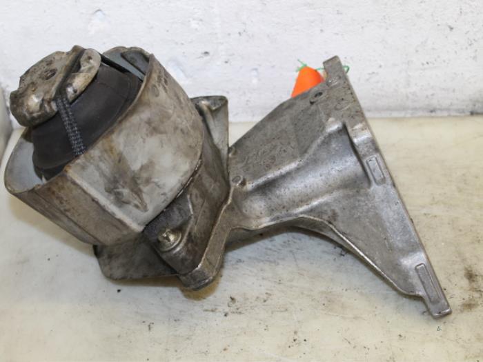 Engine mount from a Mercedes-Benz CL (216) 5.5 CL-600 V12 36V Twin Turbo 2006