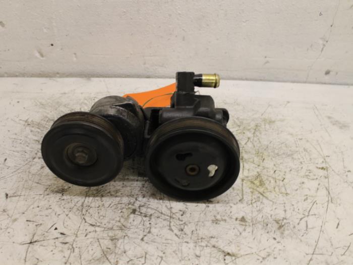 Usagé Pompe de direction Ford Puma 1.4 16V Prix € 60,00 Règlement à la marge proposé par Van Gils Automotive