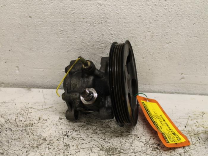 Power steering pump from a Mitsubishi Space Star (DG) 1.8 16V GDI 2001
