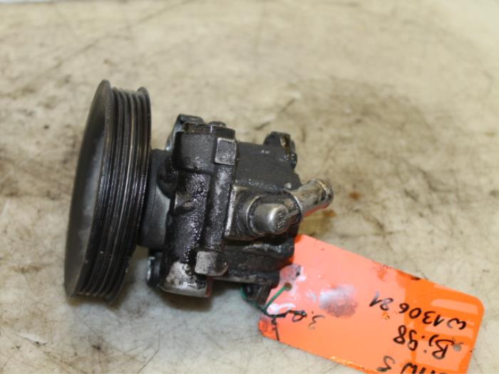 Usagé Pompe de direction BMW 5 serie (E39) 525 td Prix € 60,00 Règlement à la marge proposé par Van Gils Automotive