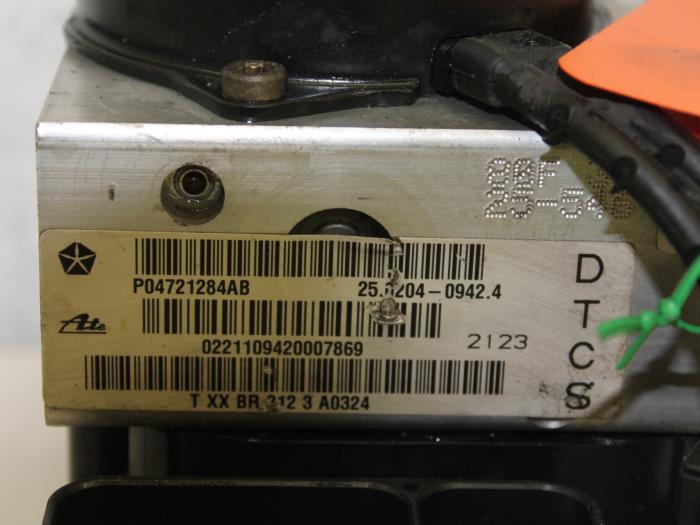 ABS Pumpe van een Chrysler Voyager/Grand Voyager (RG/RS) 2.5 CRD 16V 2003