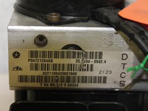 ABS Pumpe van een Chrysler Voyager/Grand Voyager (RG/RS) 2.5 CRD 16V 2003