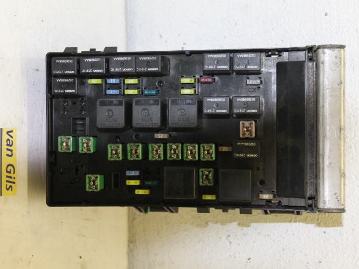 Fuse box from a Chrysler Voyager/Grand Voyager (RG) 2.5 CRD 16V 2003