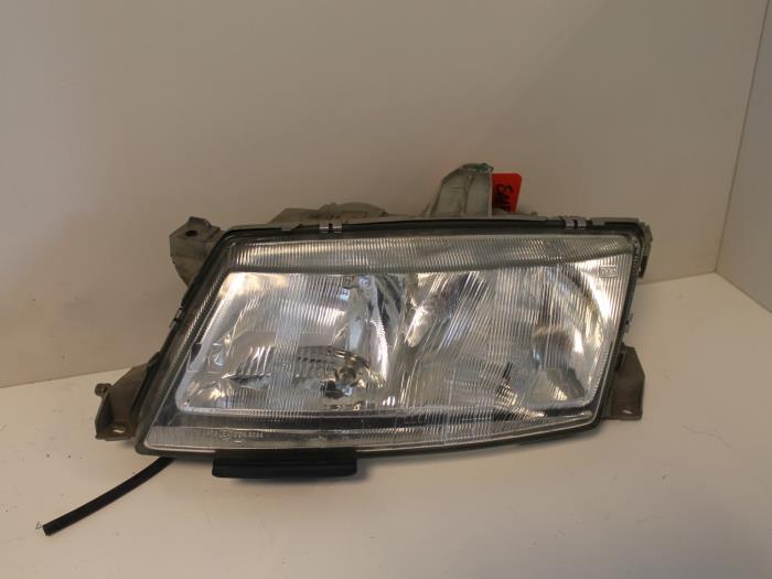 Używane Reflektor lewy Saab 9-5 (YS3E) 2.0t 16V Cena € 30,00 Procedura marży oferowane przez Van Gils Automotive