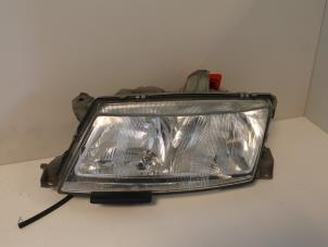 Usados Faro izquierda Saab 9-5 (YS3E) 2.0t 16V Precio € 65,00 Norma de margen ofrecido por Van Gils Automotive