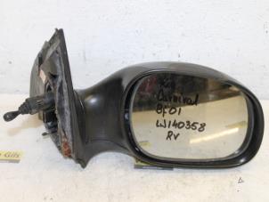 Used Wing mirror, right Kia Carnival 1 (FLB) 2.9 TD 16V Price € 50,00 Margin scheme offered by Van Gils Automotive
