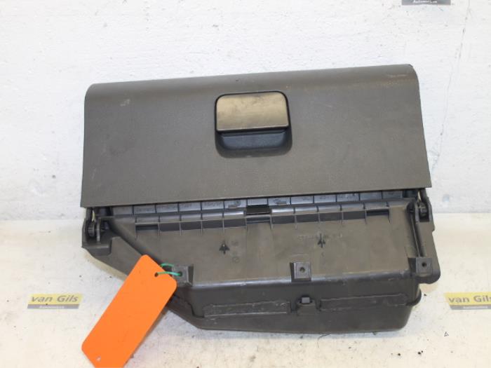 Begagnade Handskfack Volkswagen Polo IV (9N1/2/3) 1.2 12V Pris € 50,00 Marginaltabell erbjuds av Van Gils Automotive
