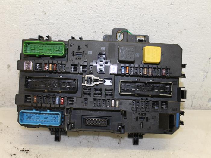 Fuse box from a Opel Astra H (L48) 1.7 CDTi 16V 2004