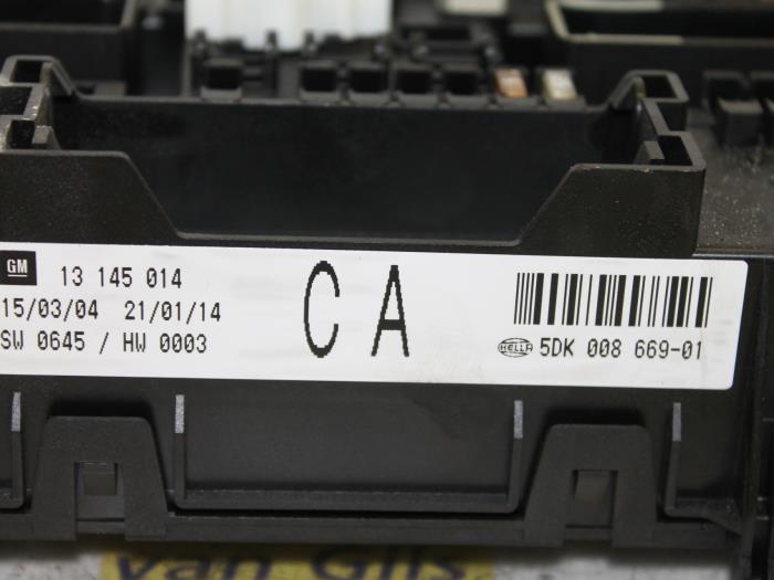 Fuse box from a Opel Astra H (L48) 1.7 CDTi 16V 2004