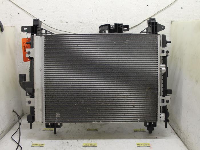 Usagé Radiateur Dacia Duster (HS) 1.6 16V 4x4 Prix € 79,00 Règlement à la marge proposé par Van Gils Automotive
