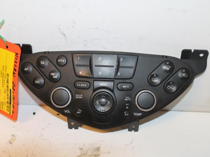 Panel de control de radio de un Nissan Primera (P12) 2.2 dCi 16V 2004