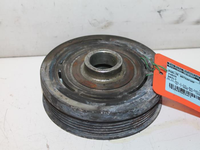 Gebrauchte Wasserpumpe Riemenscheibe Iveco New Daily IV 40C15V, 40C15V/P Preis € 30,00 Margenregelung angeboten von Van Gils Automotive