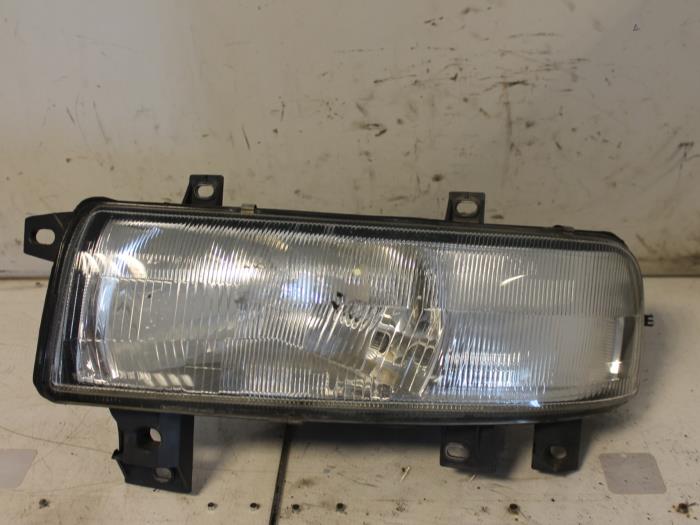 Headlight, left from a Renault Master III (FD/HD) 1.9 dTi 2000