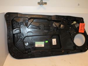 Używane Mechanizm szyby lewej przedniej wersja 2-drzwiowa Ford Fiesta 6 (JA8) 1.25 16V Cena € 48,00 Procedura marży oferowane przez Van Gils Automotive