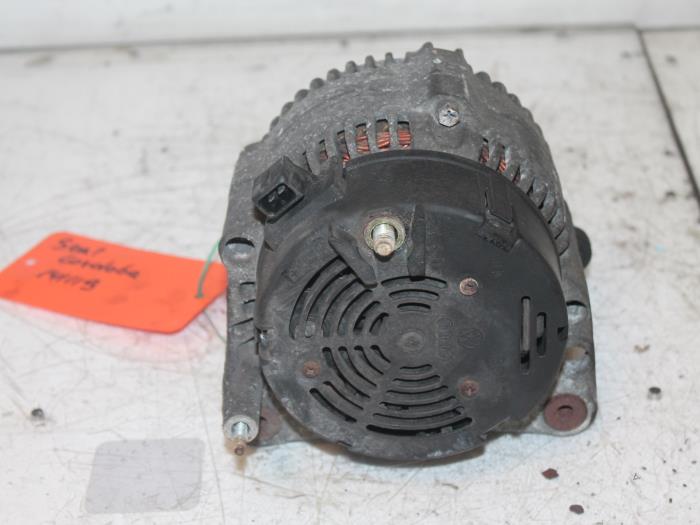 Begagnade Dynamo Seat Cordoba Vario (6K5) 1.6i Pris € 60,00 Marginaltabell erbjuds av Van Gils Automotive