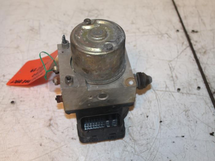 Begagnade ABS-pump Mazda Premacy 2.0 DiTD 16V Comfort Pris € 25,00 Marginaltabell erbjuds av Van Gils Automotive