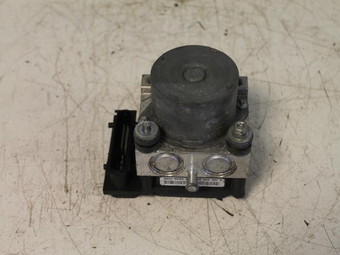 Begagnade ABS-pump Peugeot 107 1.0 12V Pris € 30,00 Marginaltabell erbjuds av Van Gils Automotive