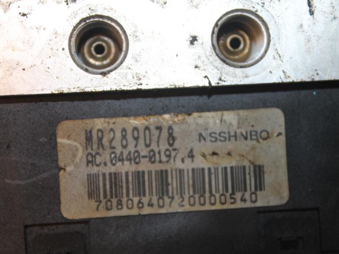 ABS Pumpe van een Mitsubishi Galant Wagon (EA/EC) 2.0 16V 1998