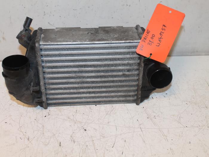 Usados Intercooler Volkswagen Passat Variant (3B6) 2.5 TDI V6 24V Precio € 60,00 Norma de margen ofrecido por Van Gils Automotive