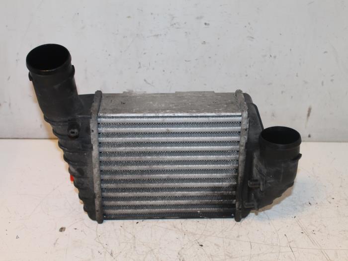 Usados Intercooler Volkswagen Passat Variant (3B6) 2.5 TDI V6 24V Precio € 60,00 Norma de margen ofrecido por Van Gils Automotive