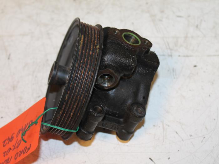 Usagé Pompe de direction Ford Mondeo III Wagon 1.8 16V Prix € 60,00 Règlement à la marge proposé par Van Gils Automotive